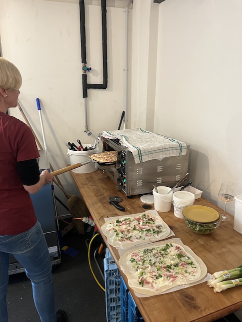 Yvonne ist am Flammkuchen zubereiten Yvonne ist am Flammkuchen zubereiten