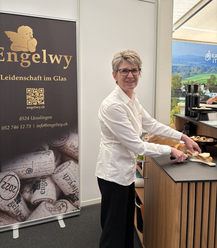 Sonja am Brot schneiden Sonja am Brot schneiden